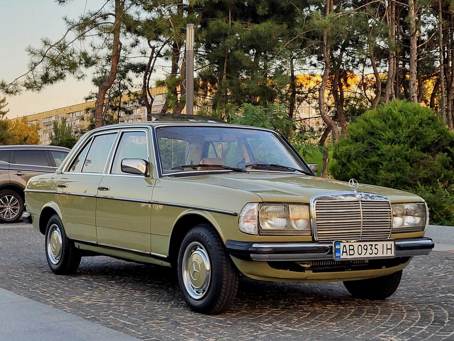 Mercedes. 123  Muzeum Old Cars Cypress Green