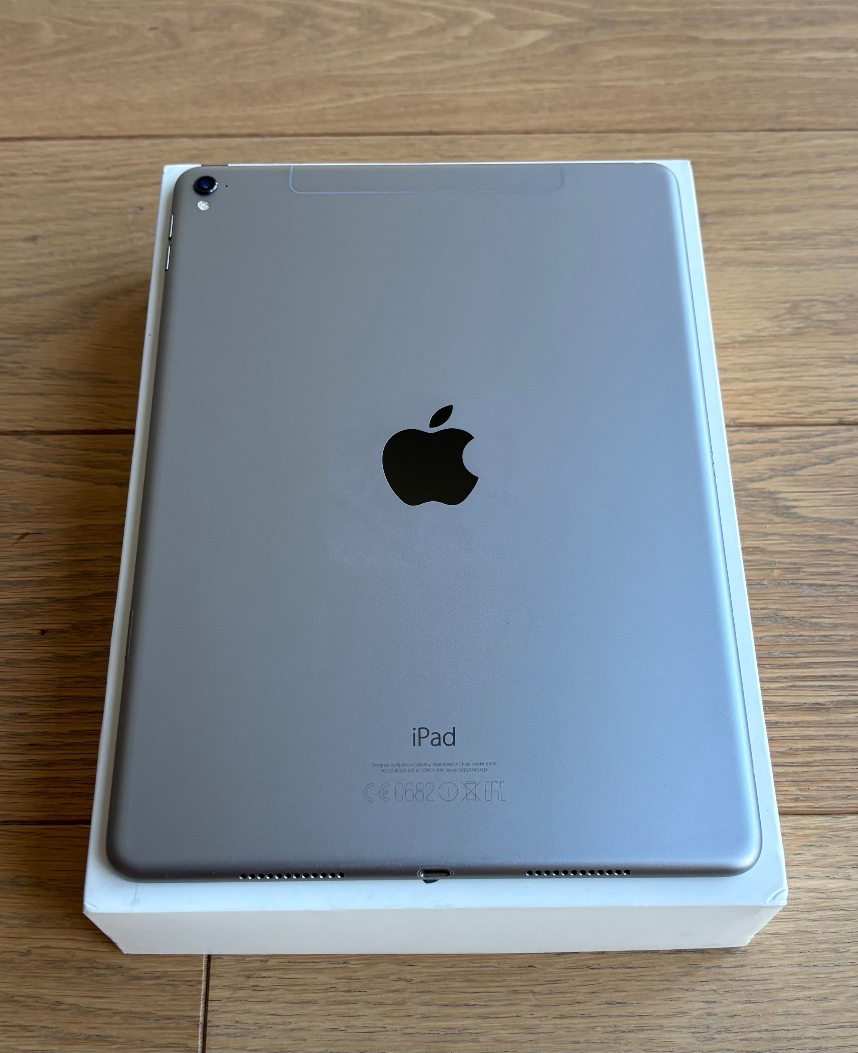iPad Pro 9.7” (A1674) 128GB Wi-Fi + Cellular + Smart Keyboard + etui