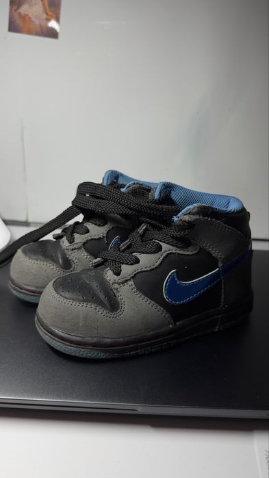 Дитячі ботинки.