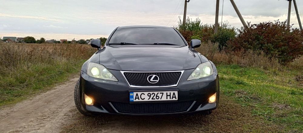 Продам Lexus is 220