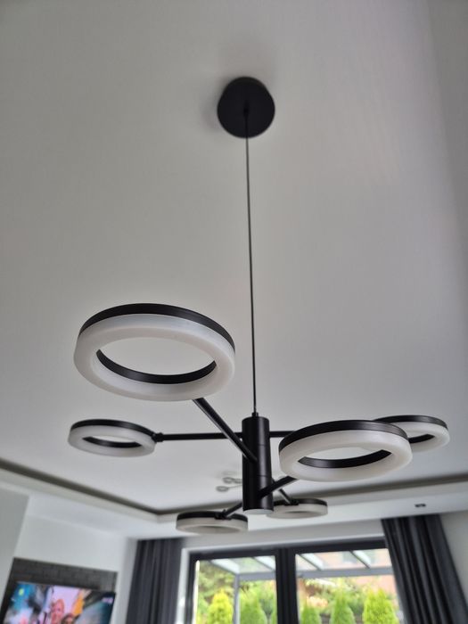 Lampa  ledowa wisząca nad stół w jadalni
