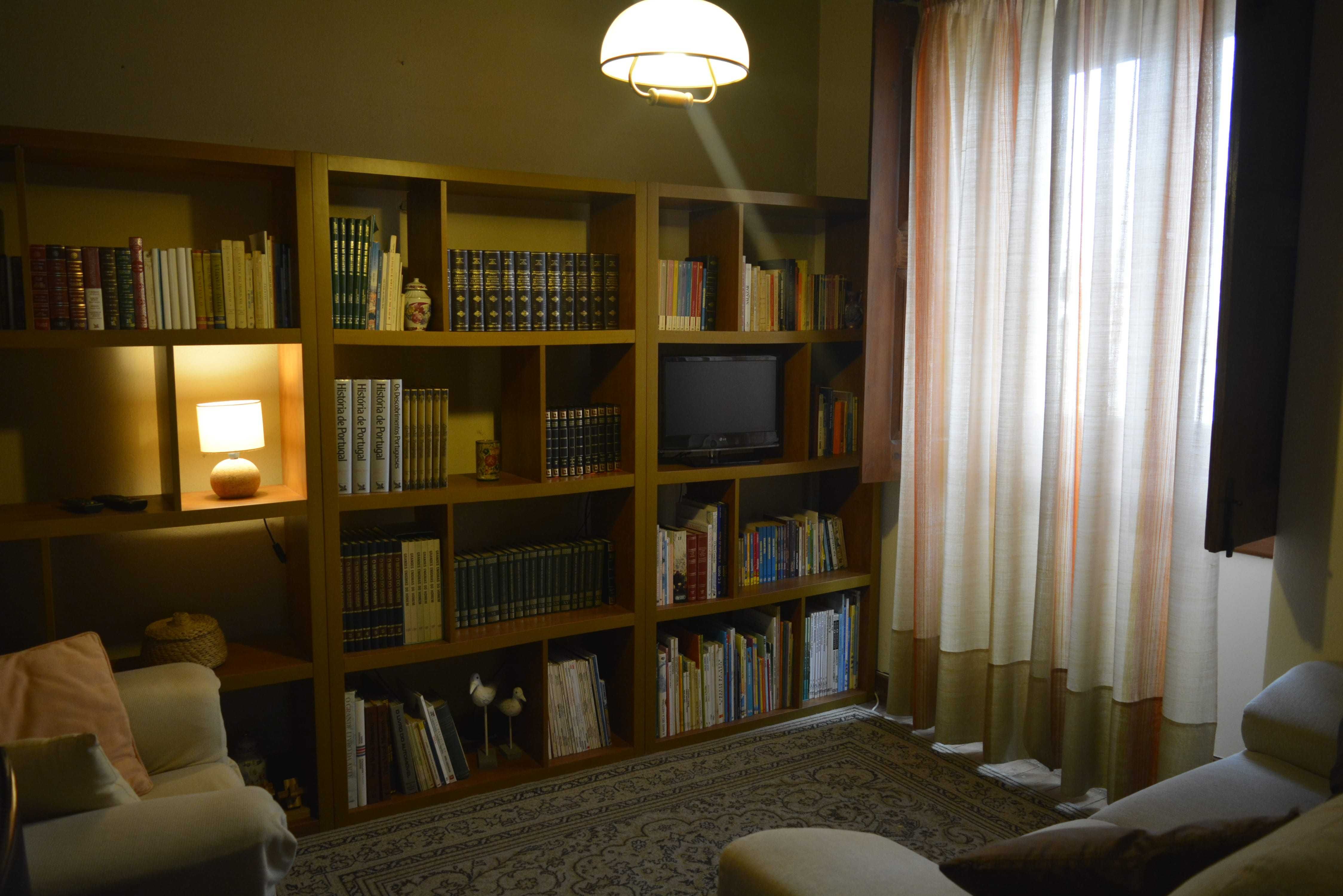 Casa de estilo rústico com excelente localização. Junto ao parque.
