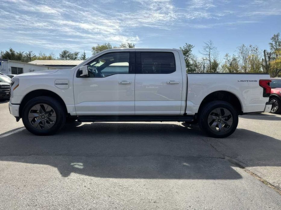 Ford F-150 Lightning Lariat SuperCrew      2022