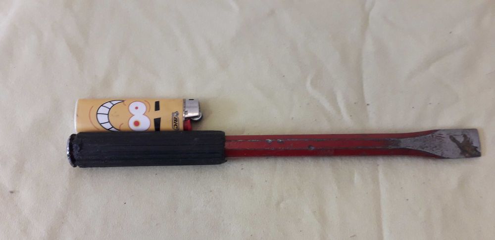 Зубило с резиновой ручкой