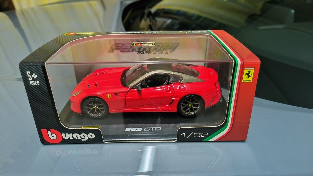 Bburago FERRARI 599 GTO - 1:32 
Burago