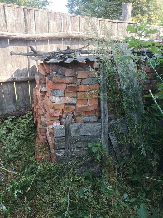 Продам кирпич  1 шт 4 грн