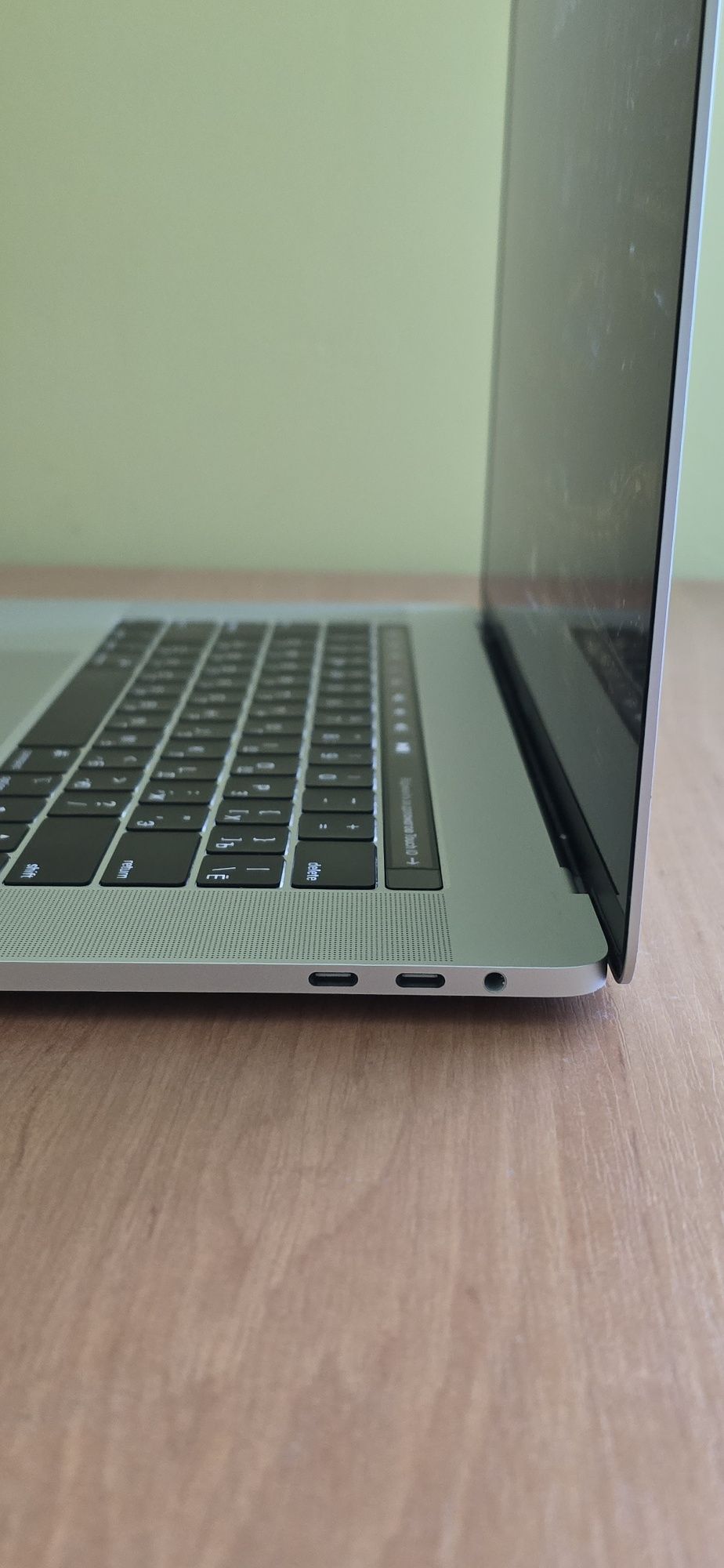 Ноутбук Apple MacBook 15" 2018 Touchbar i7 16/256 Radeon 555X