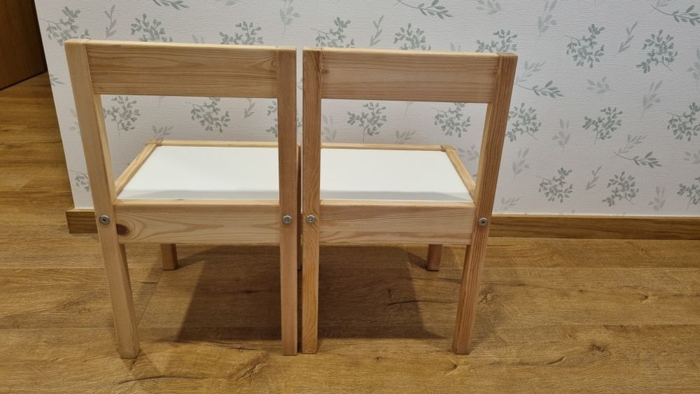 Mesa criança com cadeiras