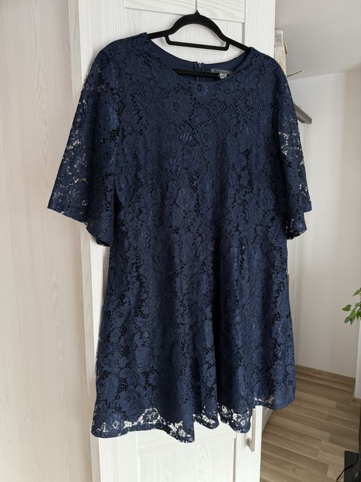 Elegancka odświętna luźna sukienka granatowa koronkowa ozdobna 48 4XL