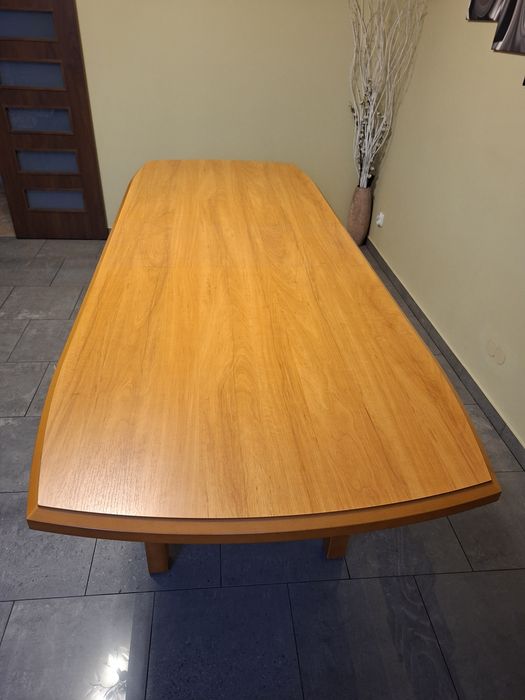 Stół z krzesłami - komplet