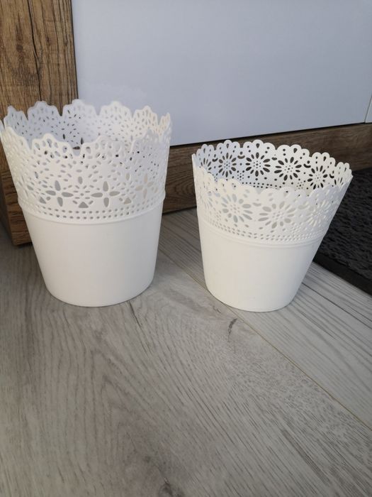 Biała osłonka doniczka na kwiatka roślinę.