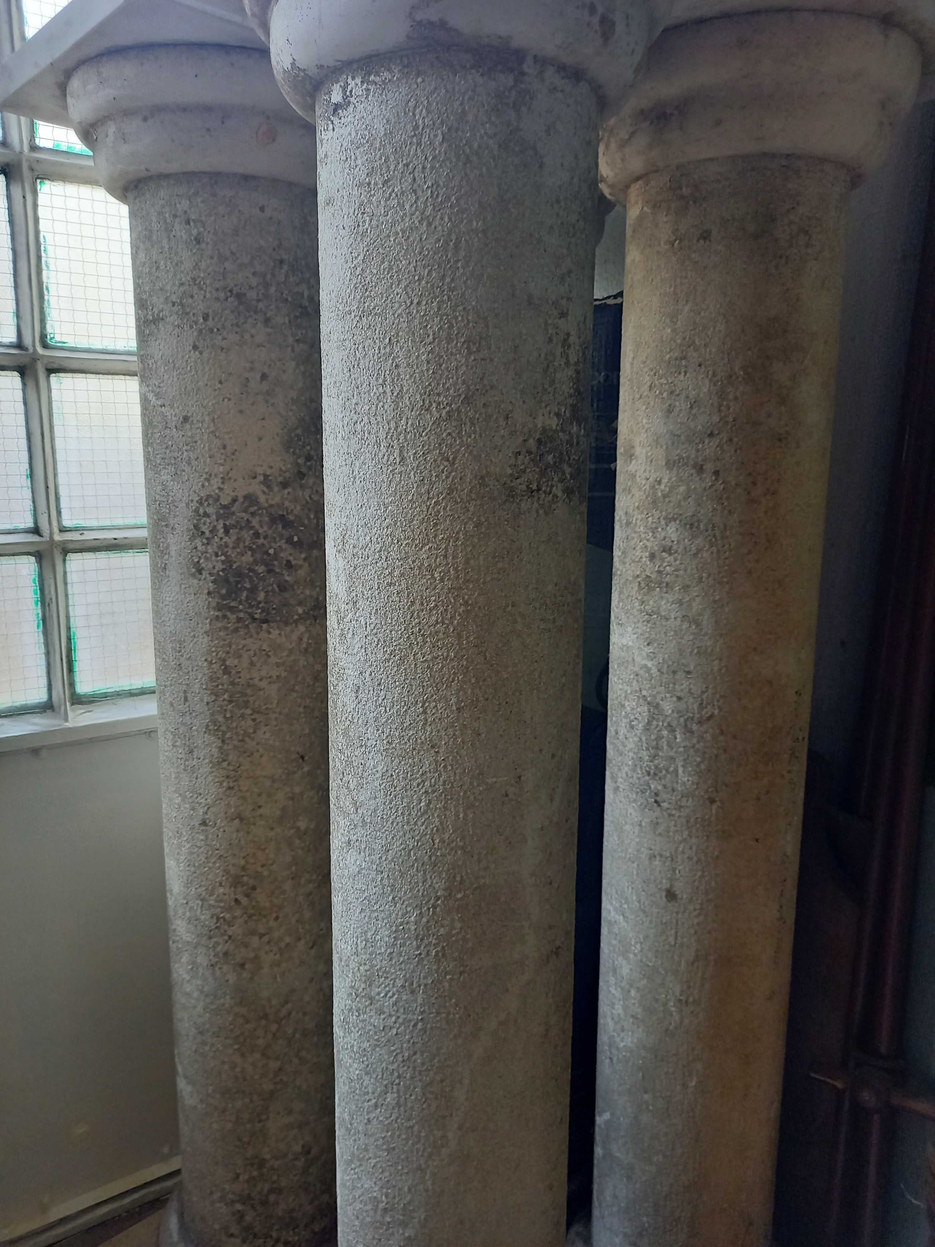 Colunas em Pedra Moleanos
