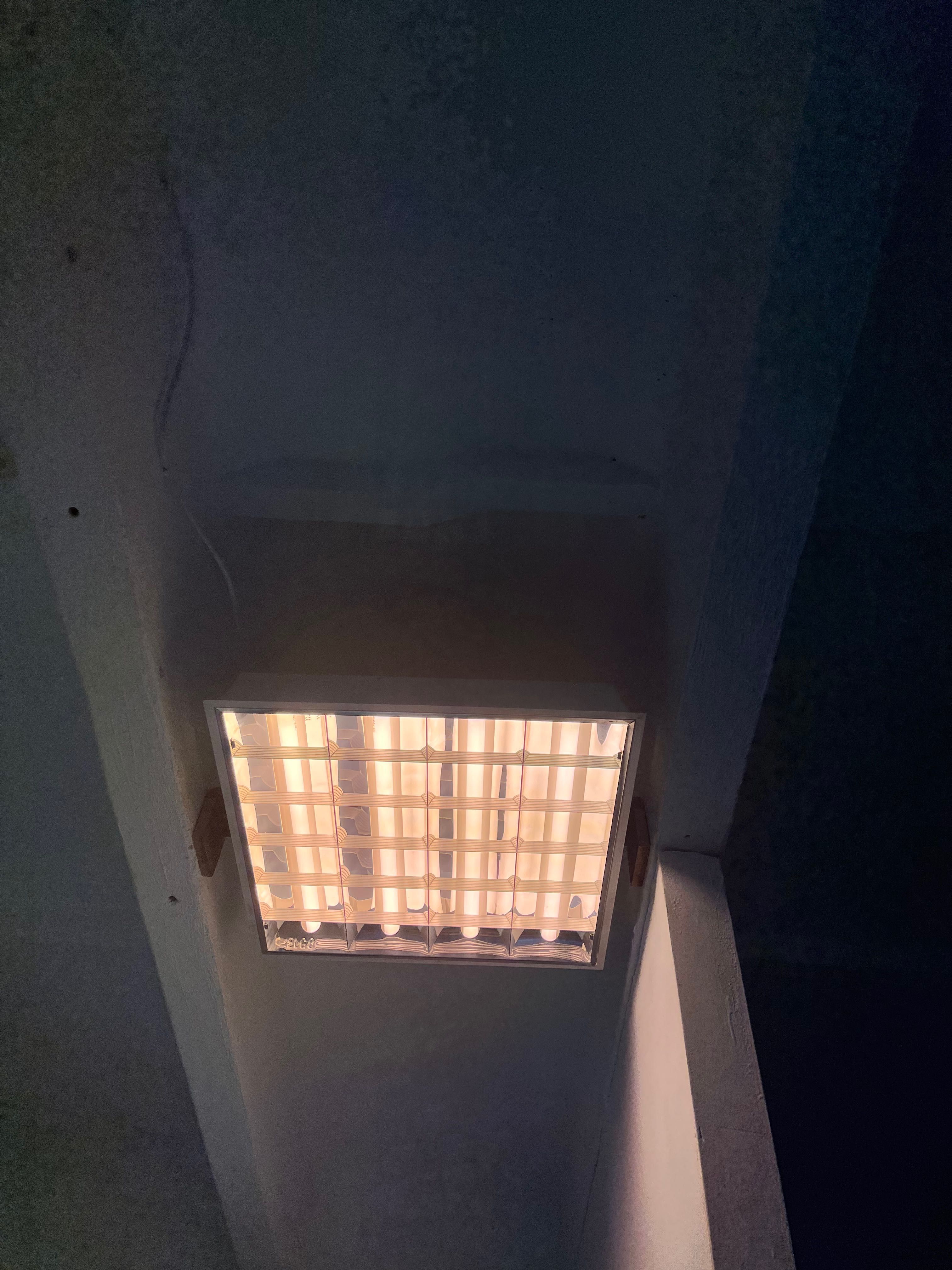 Lampy sufitowe kasetony świetlówki jarzeniówki sprawne magazynu
