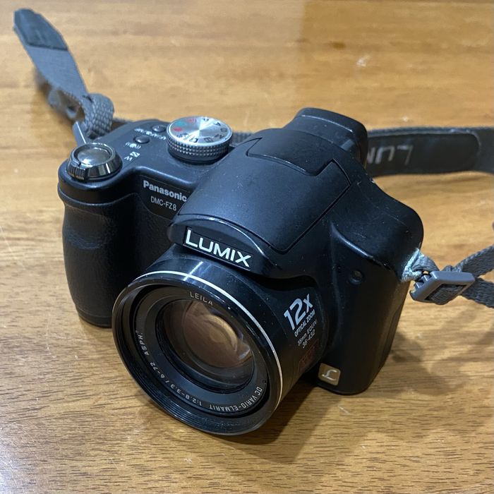 Panasonic Lumix DMC-FZ8 напівпрофесійний фотоапарат