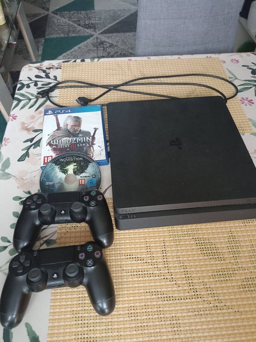 PS4 SLIM + 2 pady + gry