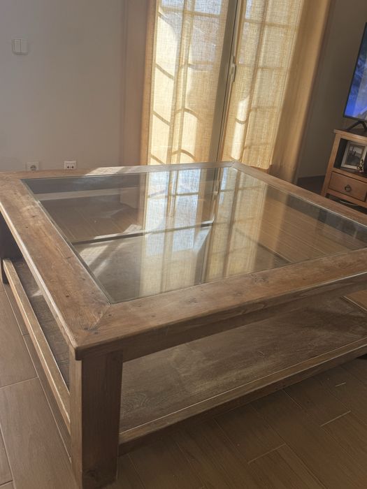 Mesa de centro feita de castanho