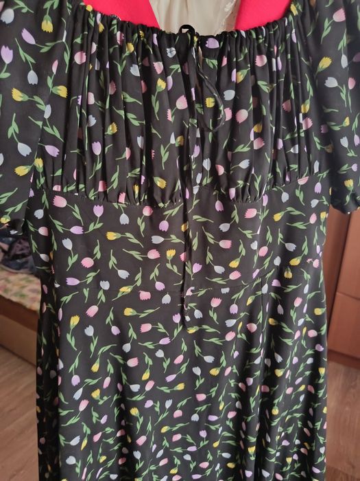 Продам літній сарафан слизька тканина.Легенький і не мнеться.