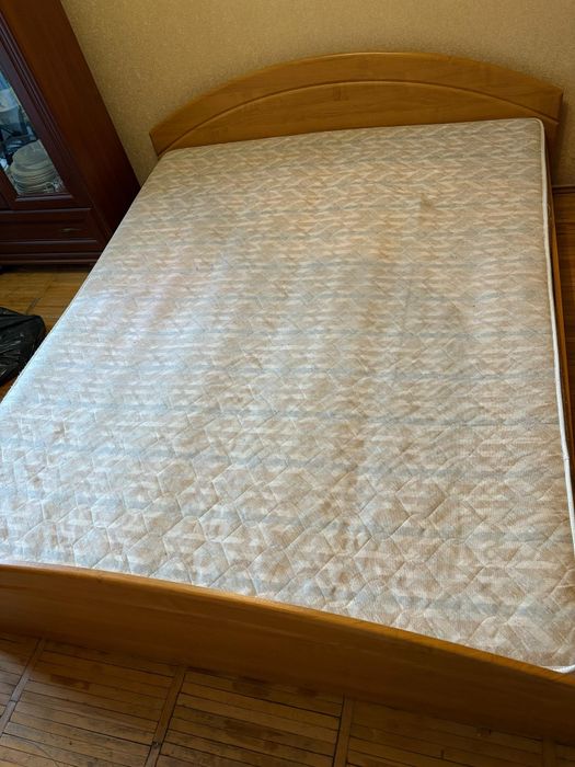 Двоспальне ліжко з матрацом