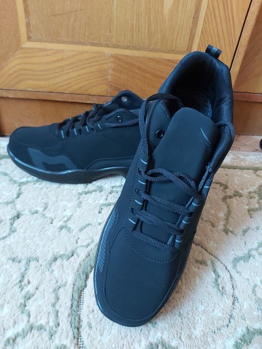 Продам новые водонепромокаемые мужские кроссовки р 45