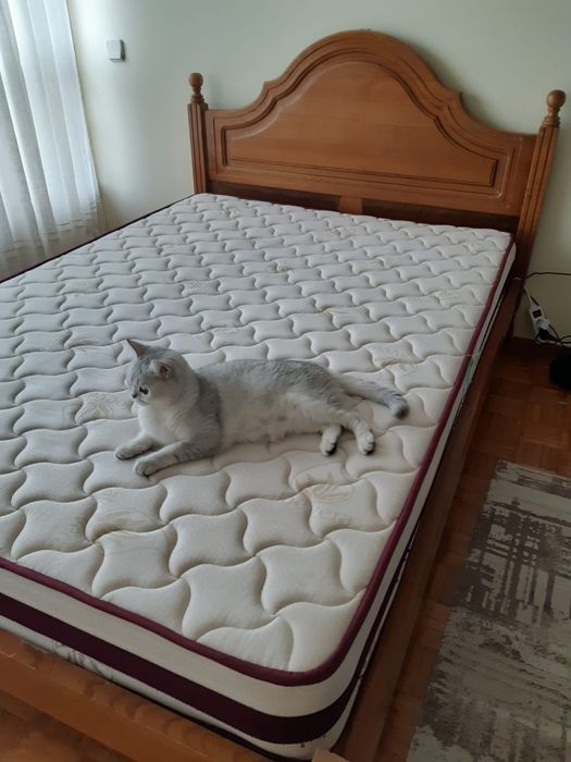 Cama de madeira  com colchão  130 por 200