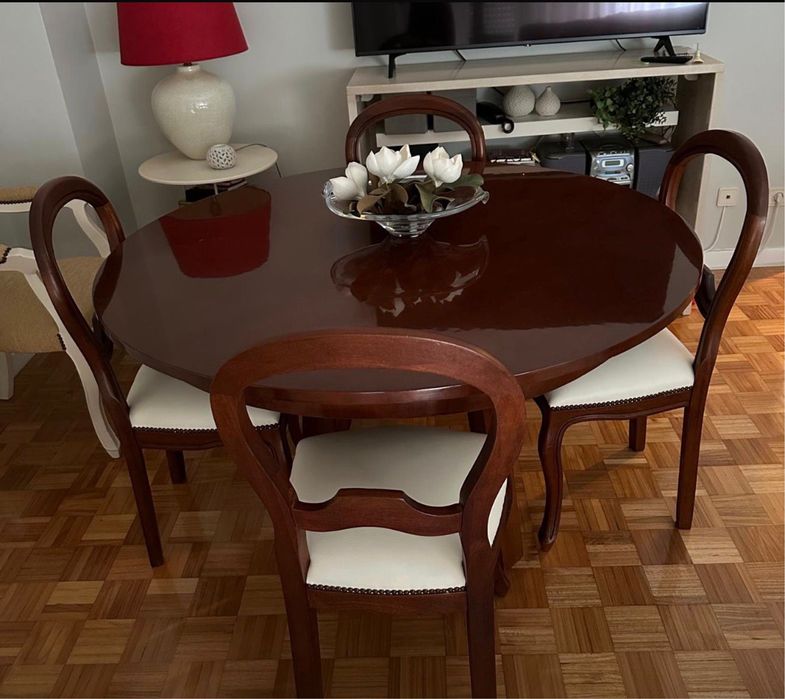 Mesa  com cadeiras 1,25m de diâmetro.