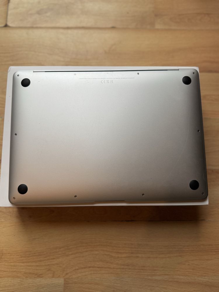 McBook Air M1 256 GB SSD 8 GB memory