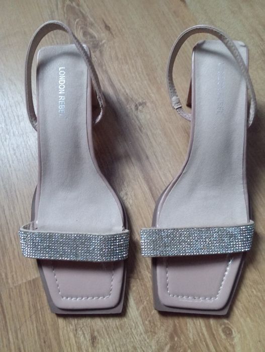 Beżowe sandały z diamencikami