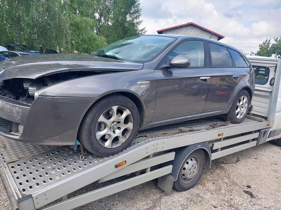 Posiadam czesci alfa romeo 159 kombi  1.9jtd