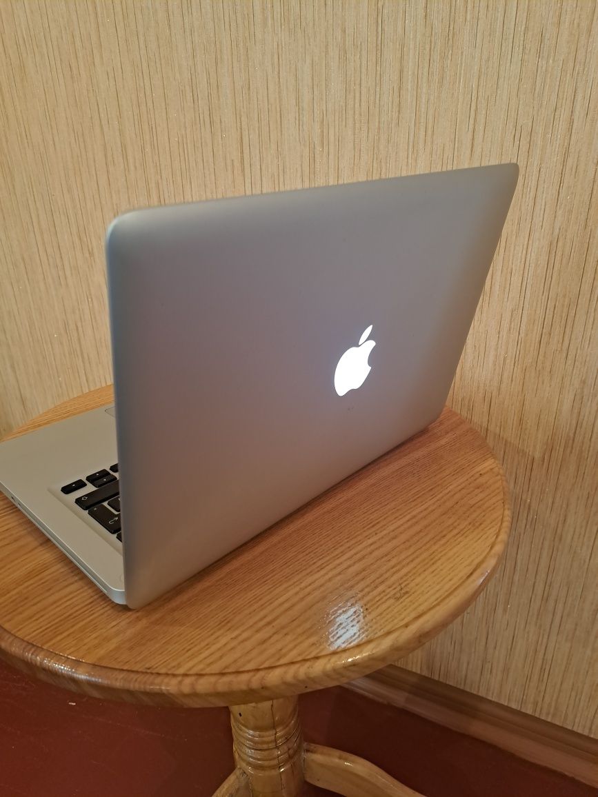 Ноутбук Apple Macbook PRO 13'' + универсальний ИК пульт Apple TV