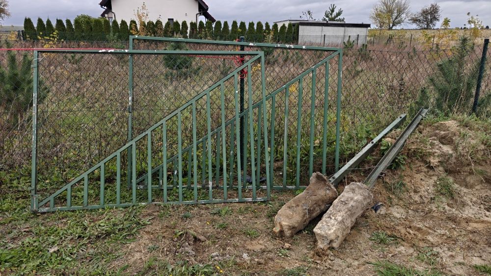 Sprzedam bramę dwuskrzydłową z słupkami