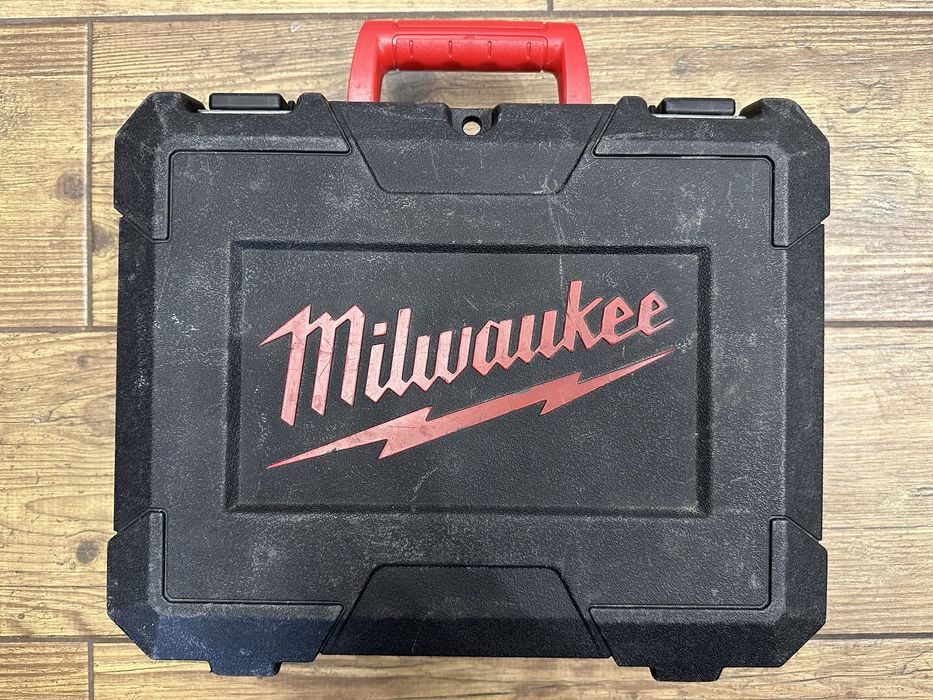 Walizka, skrzynka Milwaukee M18 BDD-402C na wiertarko-wkrętarkę