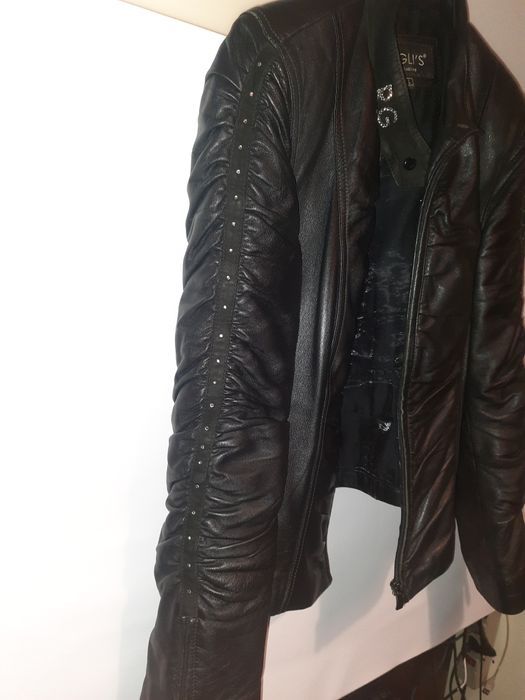 Кожаная курточка со стразами.