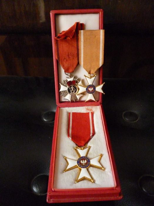 Stare odznaczenia Restituta Polonia i Sztandar pracy