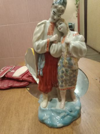 Фарфоровая статуэтка казак с девушкой