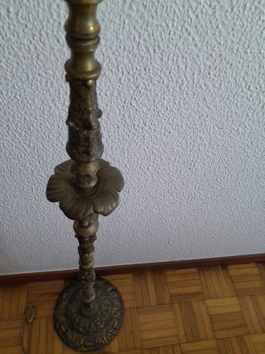 Candeeiro de pé alto