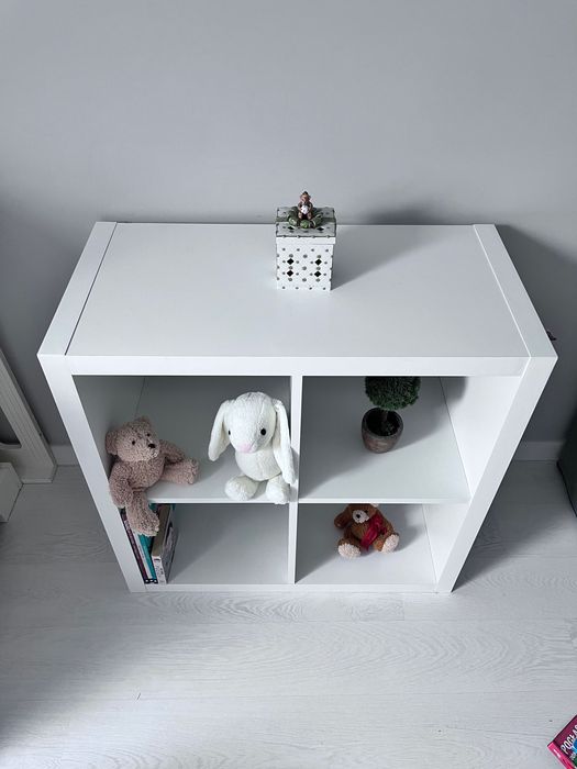 Regał biały kostkowy, komorowy. Cztery komory.