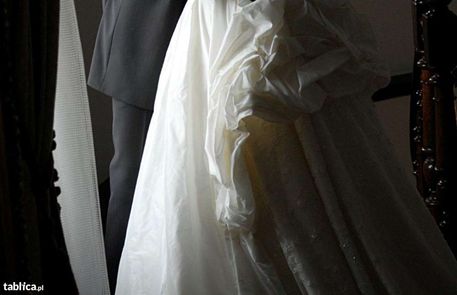 Wyjątkowa suknia ślubna ecru z koronkowym trenem - rozmiar 40
