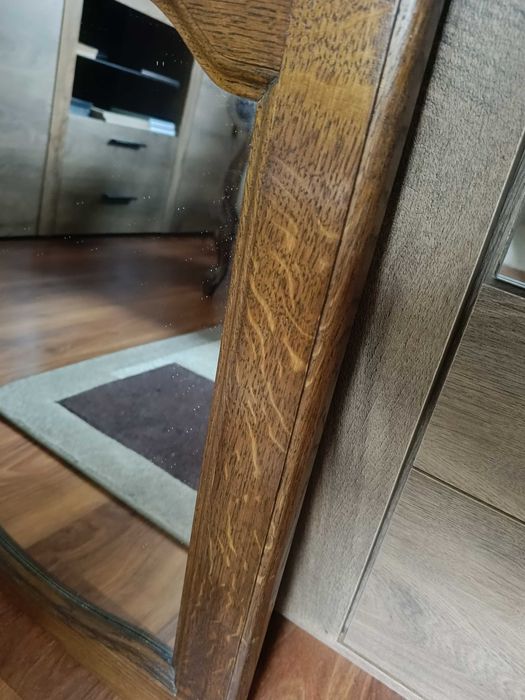 Lustro w grubej dębowej ramie