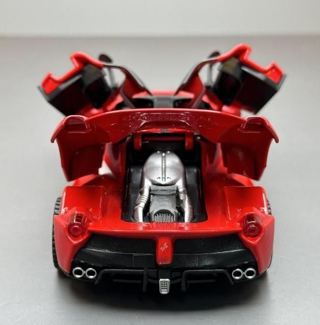 Продаю металеву модель авто 1:32  Ferrari  La Ferrari