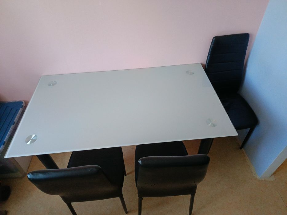 Stół z krzesłami