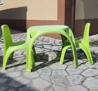 Пластиковый столик и два стульчика детские