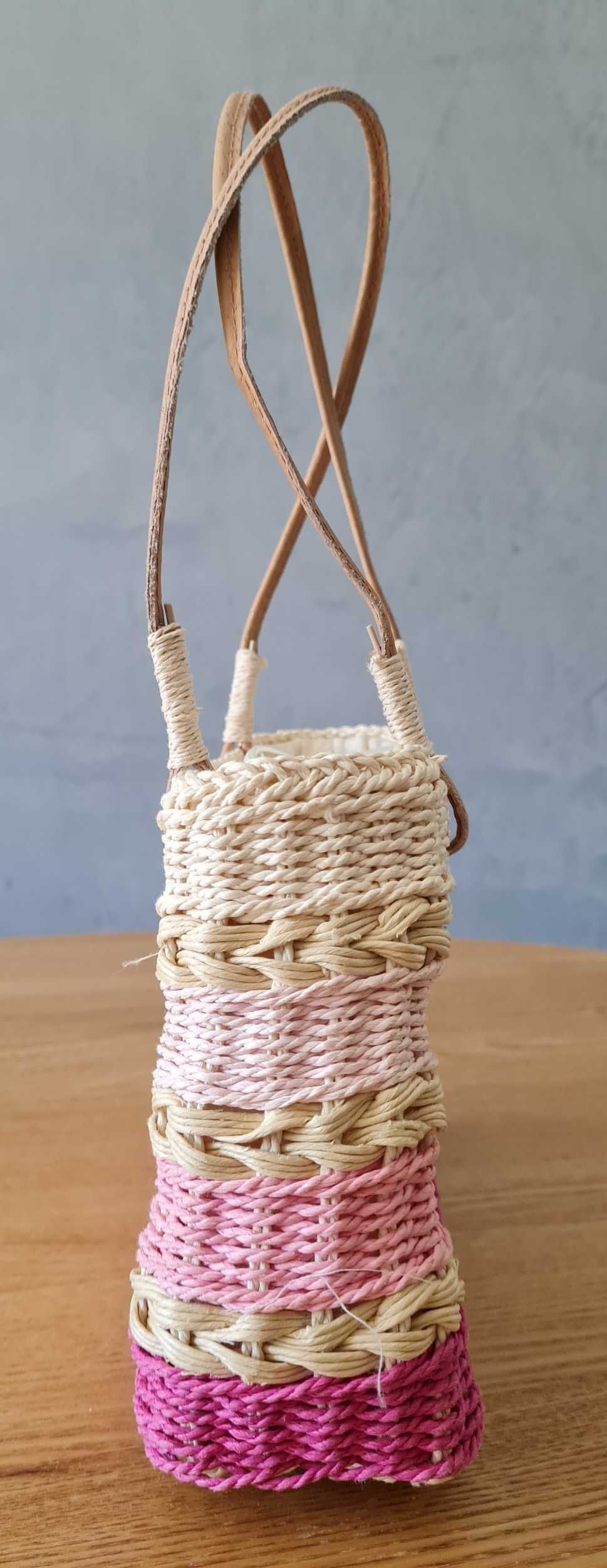 Mala de palha com faixas rosas