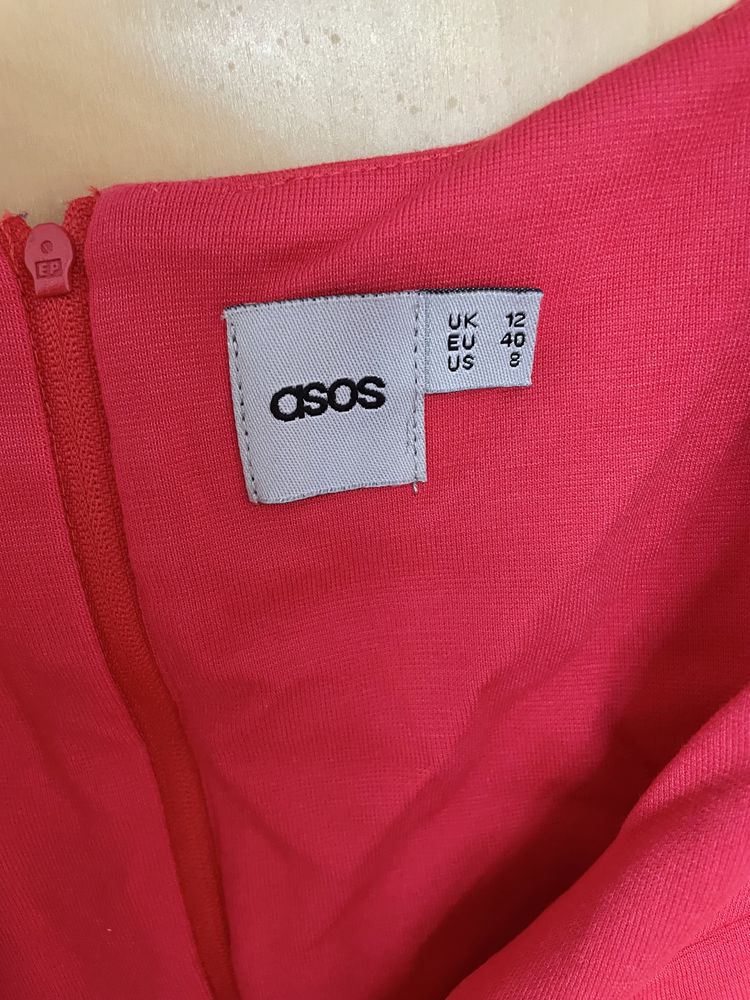 Sukienka dzianinowa midi, ASOS. Czerwona.