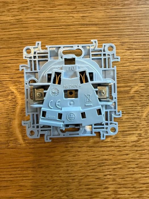 SIMON 10 - komplet - gniazda, ramki, pokrywy