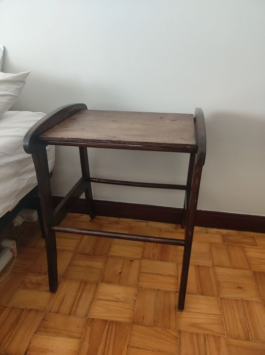 Mesa de cabeceira ou apoio