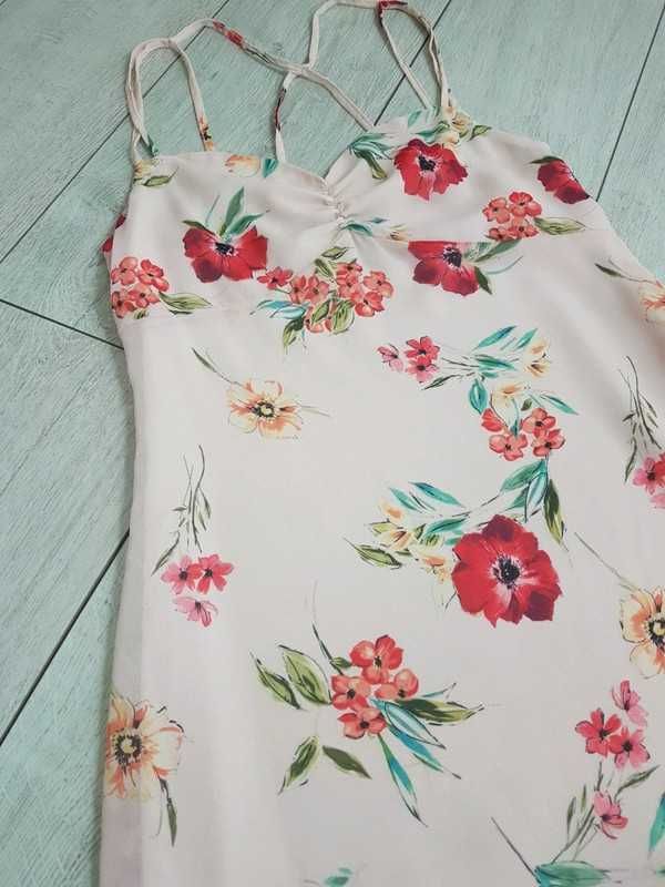 Bershka pudrowa sukienka w kwiaty asymetryczna krótka dopasowana 40 L