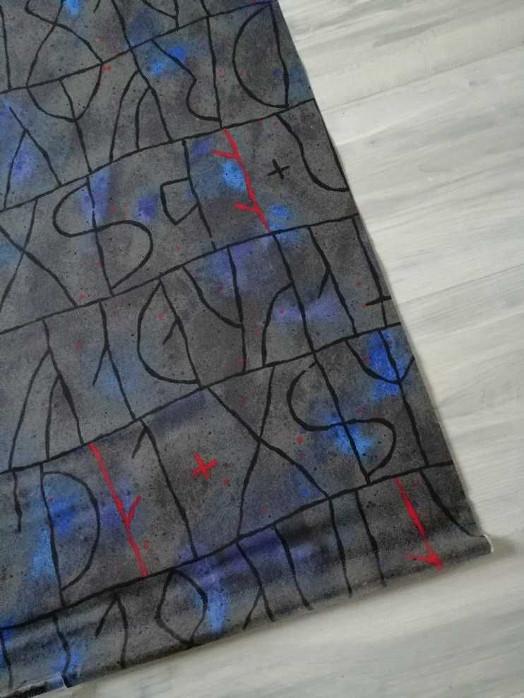Roleta okienna materiałowa, wzorzysta. Ze wzorem run. ok. 70x150 cm.