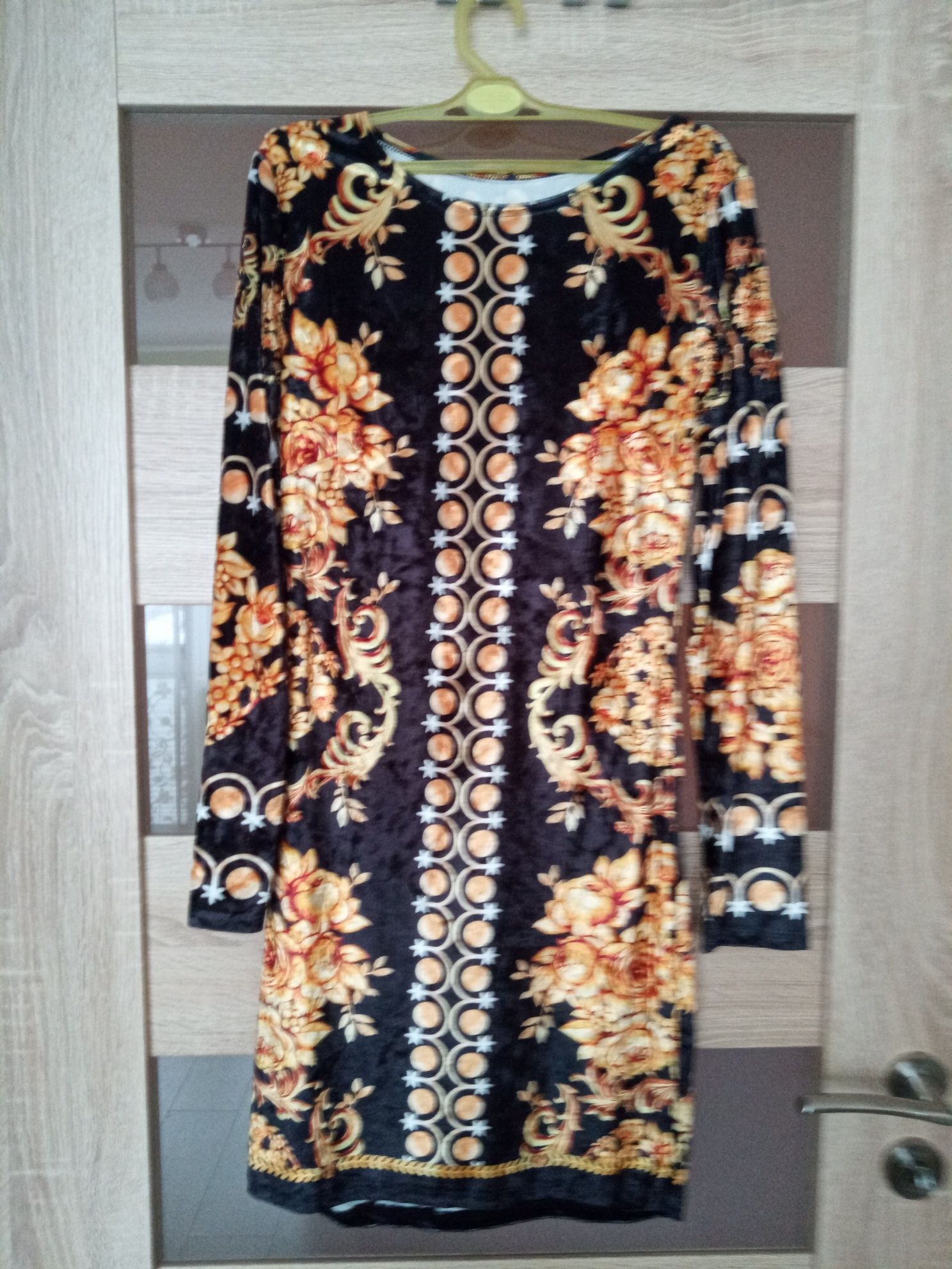 Nowa sukienka welurowa we wzory roz.XS