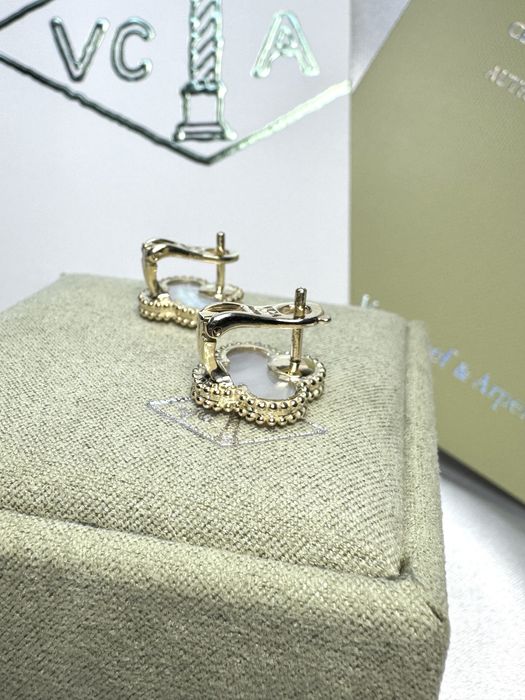 Золоті сережки з перламутром у стилі Van Cleef