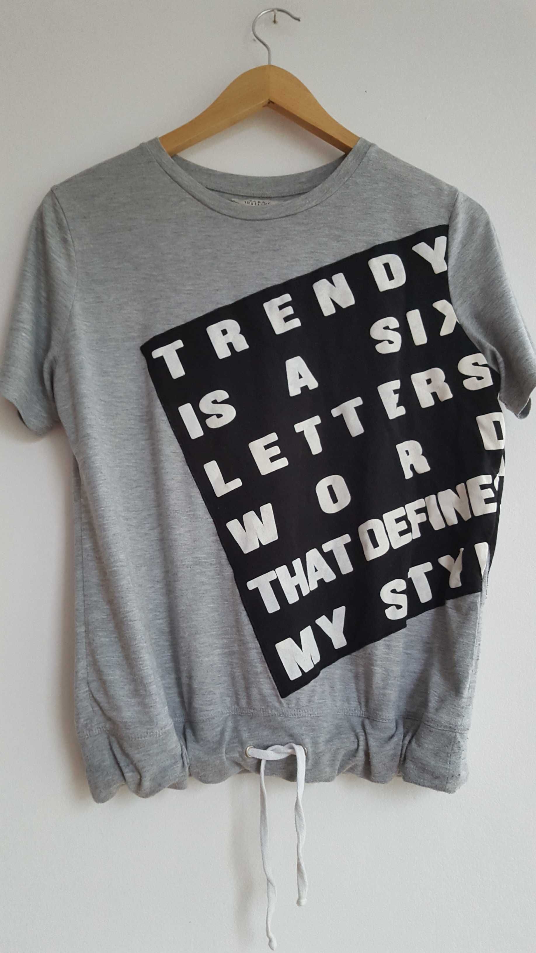 Szara bluzka z czarno-białym napisem, T-shirt Zara, M
